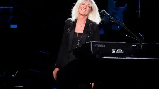 Christine McVie von der Band Fleetwood Mac tritt im Madison Square Garden auf. Die britische Sängerin und Songwriterin ist tot. (Foto: Charles Sykes/Invision/AP/dpa)