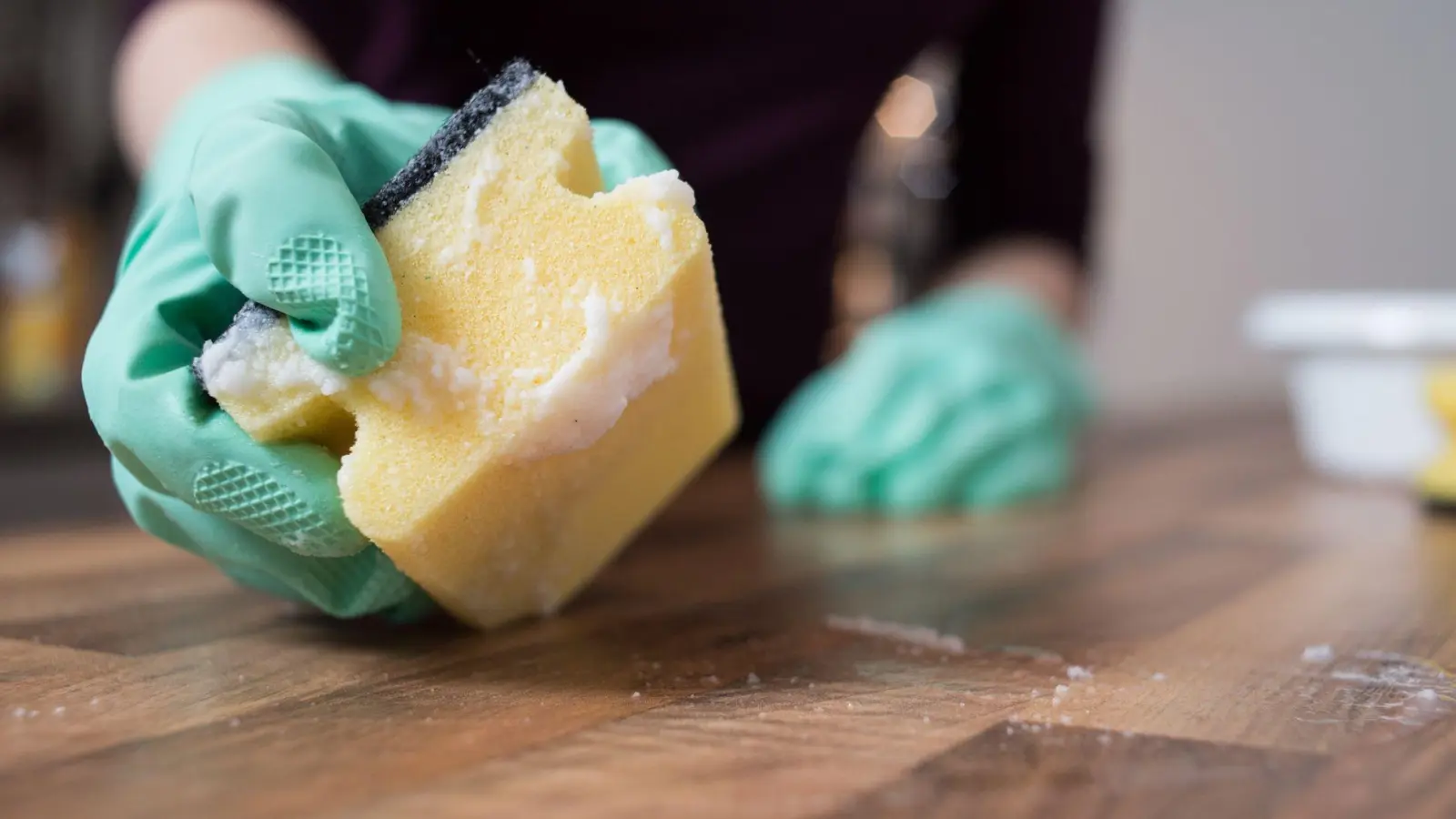 Feuchte Schwämme sollte man regelmäßig austauschen oder besser gleich dünne Putzlappen oder Küchenpapier verwenden, wenn etwas verschüttet wurde. (Foto: Franziska Gabbert/dpa-tmn)