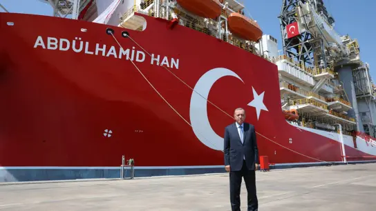 Recep Tayyip Erdogan während einer Zeremonie vor dem Bohrschiff „Abdulhamid Han“ im Hafen Mersin Tasucu, bevor es zu einem Einsatz geschickt wird. (Foto: Turkish presidency/dpa)