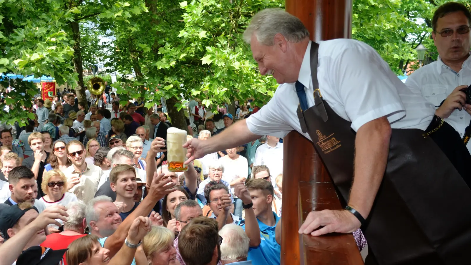 Bürgermeister Klaus Meier wird 2025 zum letzten Mal die Kerwa in Neustadt eröffnen. (Archivfoto: Johannes Hirschlach)