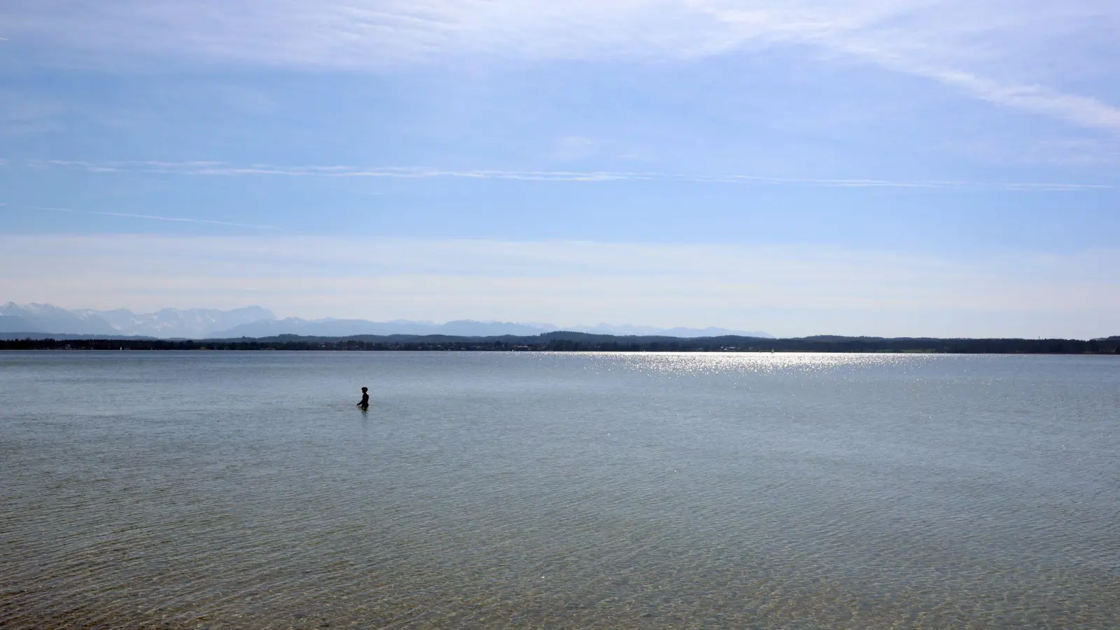 Auf dem beliebten Badesee haben einen Ölfilm entdeckt. (Symbolbild) (Foto: Karl-Josef Hildenbrand/dpa)