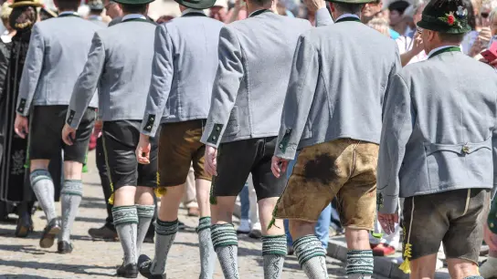 Männer in Lederhosen nehmen am Trachtenumzug teil. (Foto: Patrick Pleul/dpa-Zentralbild/dpa/Symbolbild)