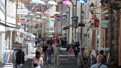 Im vergangenen Jahr sorgten die bunten Regenschirme erstmals für einen Farbtupfer in der Neustadt. Inzwischen sind alle Baumaßnahmen abgeschlossen. (Foto: Winfried Vennemann)