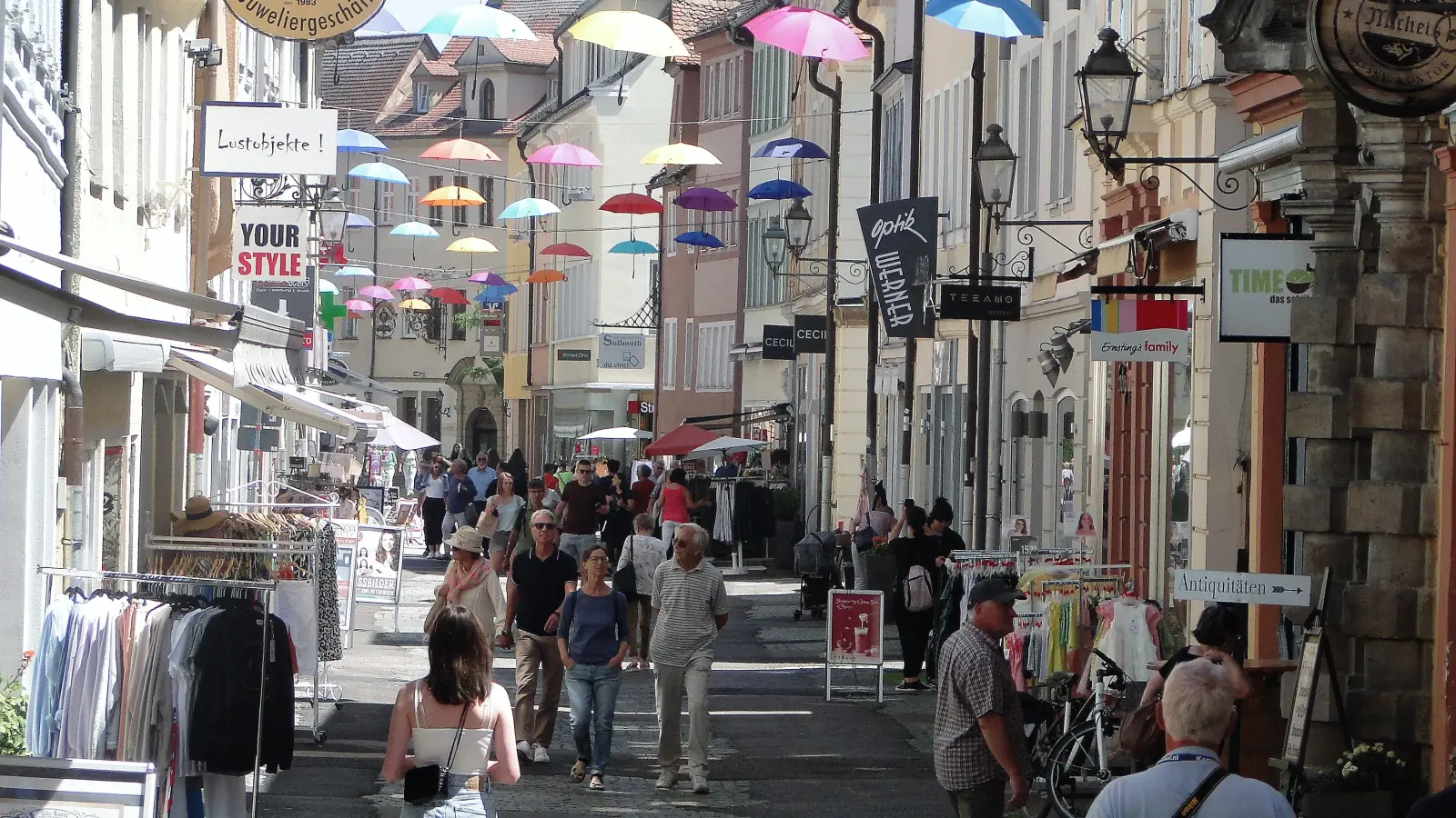 Im vergangenen Jahr sorgten die bunten Regenschirme erstmals für einen Farbtupfer in der Neustadt. Inzwischen sind alle Baumaßnahmen abgeschlossen. (Foto: Winfried Vennemann)