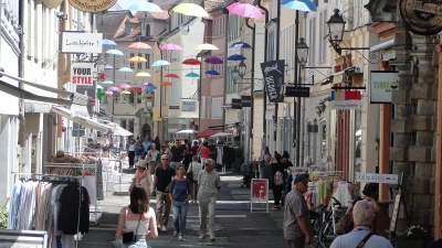Das war der Startschuss für die Citywerkstatt: Im Sommer vergangenen Jahres zierten bunte Regenschirme die damals noch nicht fertig sanierte Neustadt. (Foto: Winfried Vennemann)