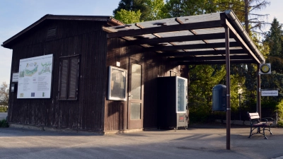 Nach ein paar Schönheitskorrekturen soll das Häuschen am Uehlfelder Festplatz zum „Storchenkiosk” werden. (Foto: Johannes Zimmermann)