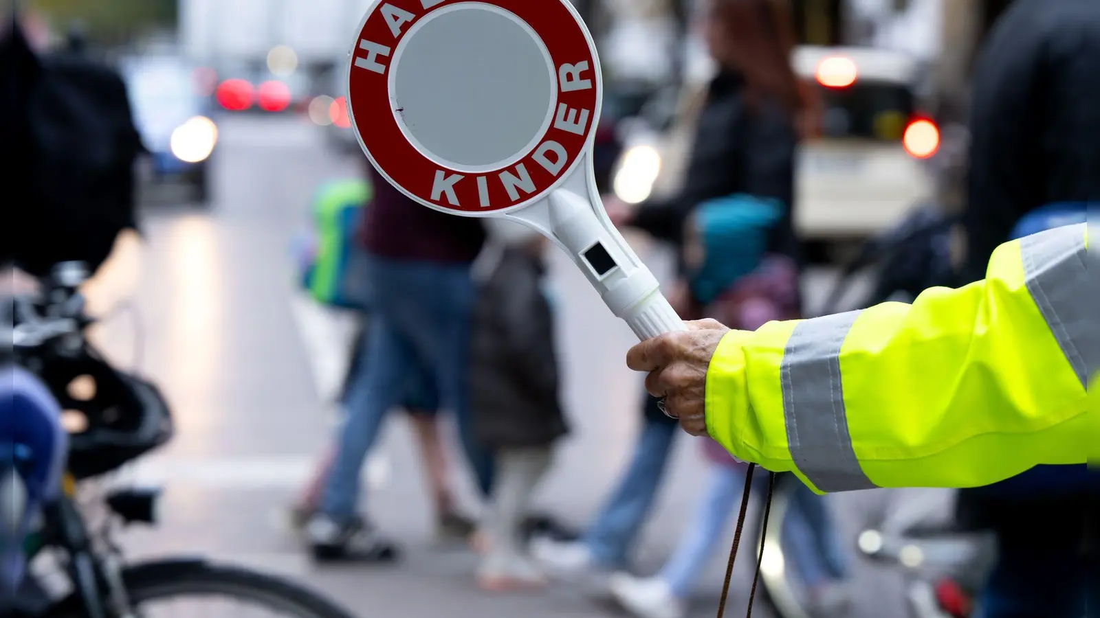 Die Ehrenamtspauschale wurde auf 960 Euro im Jahr erhöht: Voraussetzung für die steuerfreien Beträge ist, dass Ehrenamtstätigkeiten nebenberuflich und gemeinnützig ausgeübt werden. (Foto: Sven Hoppe/dpa/dpa-tmn)
