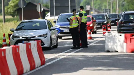 Polizisten kontrollieren am Grenzübergang Mittenwald den Verkehr. Wegen des G7-Gipfels müssen sich Reisende auf Sperrungen und weiträumige Umleitungen einstellen. (Foto: Angelika Warmuth/dpa)