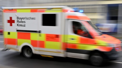 Drei Teilnehmer der Feier wurden wegen Vergiftungen durch Alkohol und Drogen ins Krankenhaus gebracht. (Symbolbild) (Foto: Peter Kneffel/dpa)