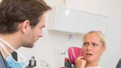 Lockere Zähne können verschiedene Ursachen haben – eine frühzeitige zahnärztliche Untersuchung ist wichtig. (Foto: Benjamin Nolte/dpa/dpa-tmn)