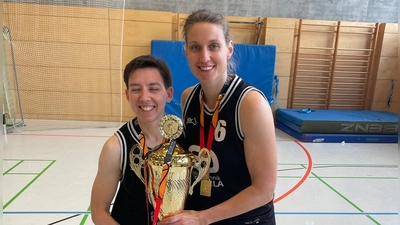 Kerstin Clauß (links) und Kerstin Wägner mit dem Meisterpokal in Berlin. (Foto: TTV Neustadt/Aisch)