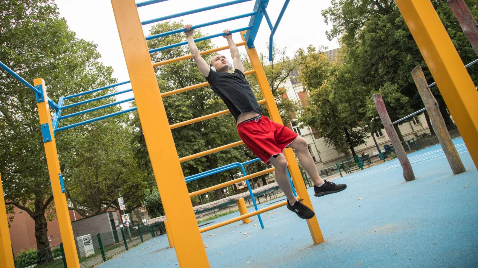 Calisthenics-Parks lassen sich in vielen Städten finden - die Online-Suche listet weltweit geeignete Spots auf. (Foto: Christin Klose/dpa-tmn)