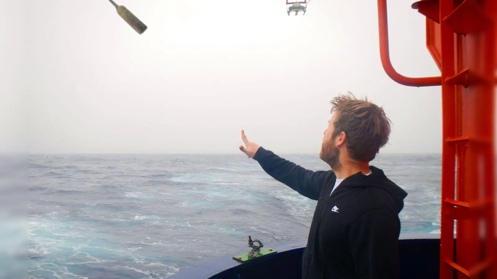 Geowissenschaftler Klages ist immer noch erstaunt und froh, dass die Flaschenpost die lange Reise überstand und gefunden wurde. (Foto: Thomas Ronge/Alfred-Wegener-Institut /dpa)