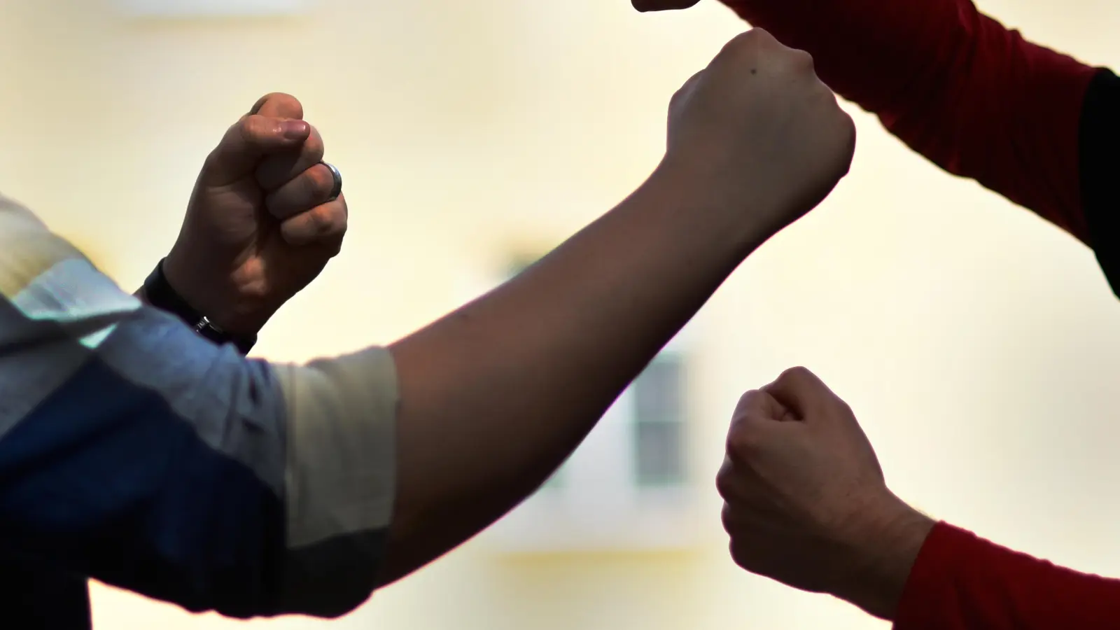 Zwei Freunde haben sich am Mittwochmorgen in Ansbach geschlagen. Vorsorglich wurde einer in das Klinikum Ansbach eingeliefert. (Symbolbild: Anna Beigel)