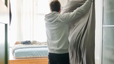 Bettwäsche wechseln: Laut Experten reicht ein Wechsel alle zwei bis vier Wochen aus, es sei denn, Geruch oder Schweiß machen es früher nötig. (Foto: Annette Riedl/dpa/dpa-tmn)