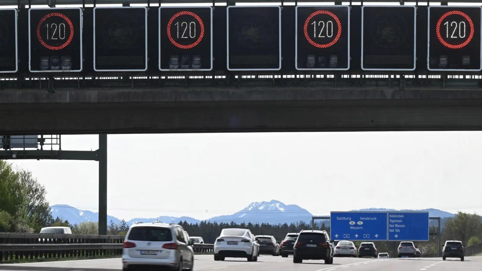 Die Eltern fuhren mit dem Auto gut eine halbe Stunde weiter in Richtung Österreich, bevor sie merkten, dass ihr Sohn fehlt. (Archivbild) (Foto: Felix Hörhager/dpa)