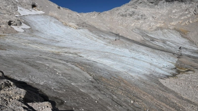 Im Sommer zeigt sich: Vom Nördlichen Schneeferner ist nur ein karger Rest übrig. (Archivbild) (Foto: Angelika Warmuth/dpa)