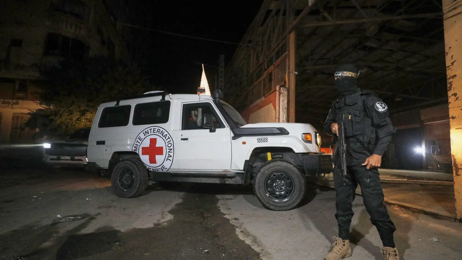 Die Hamas händigte die sterblichen Überreste zweier weiterer getöteter Geiseln an das Rote Kreuz aus. (Archivbild) (Foto: Yousef Al Zanoun/AP/dpa)