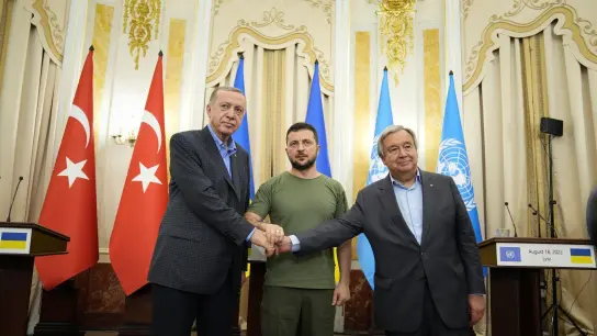 Recep Tayyip Erdogan, Wolodymyr Selenskyj und Antonio Guterres (v.l.n.r.)  geben sich nach ihrem Treffen die Hand. (Foto: Evgeniy Maloletka/AP/dpa)