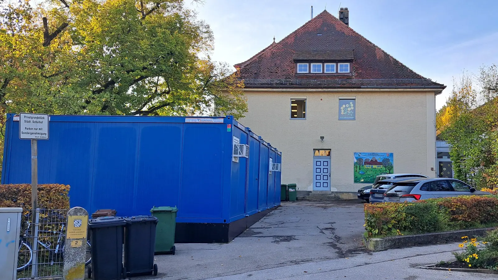 Um alle angemeldeten Erstklässlerinnen und Erstklässler im Schuljahr 2026/27 einschulen zu können, musste an der Grundschule im Stadtteil Hennenbach ein Container aufgestellt werden. (Foto: Florian Schwab)