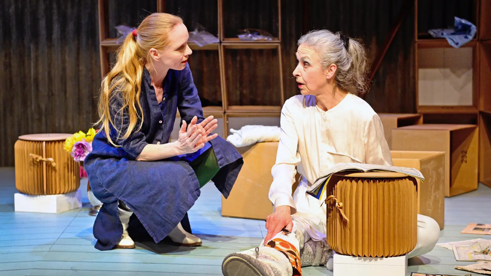  Einander Halt, einander Last: Sophie Weikert (links) und Nicole Schneider als Tochter und Mutter. (Foto: Jim Albright)