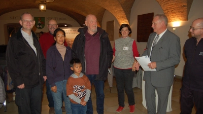 Beim Neubürgerempfang in der Rathausehrenhalle gab Bürgermeister Klaus Meier (rechts) auf alle Fragen rund um seine Stadt gerne Auskunft. (Foto: Christa Frühwald)