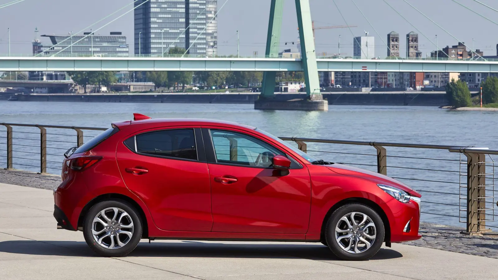 Schön gestaltet? Das ist wie immer Geschmackssache, wie der kleine gebrauchte Mazda2 bei der HU abschneidet, lässt sich eindeutiger festlegen. (Foto: Christoph Boerries/Mazda/dpa-tmn)