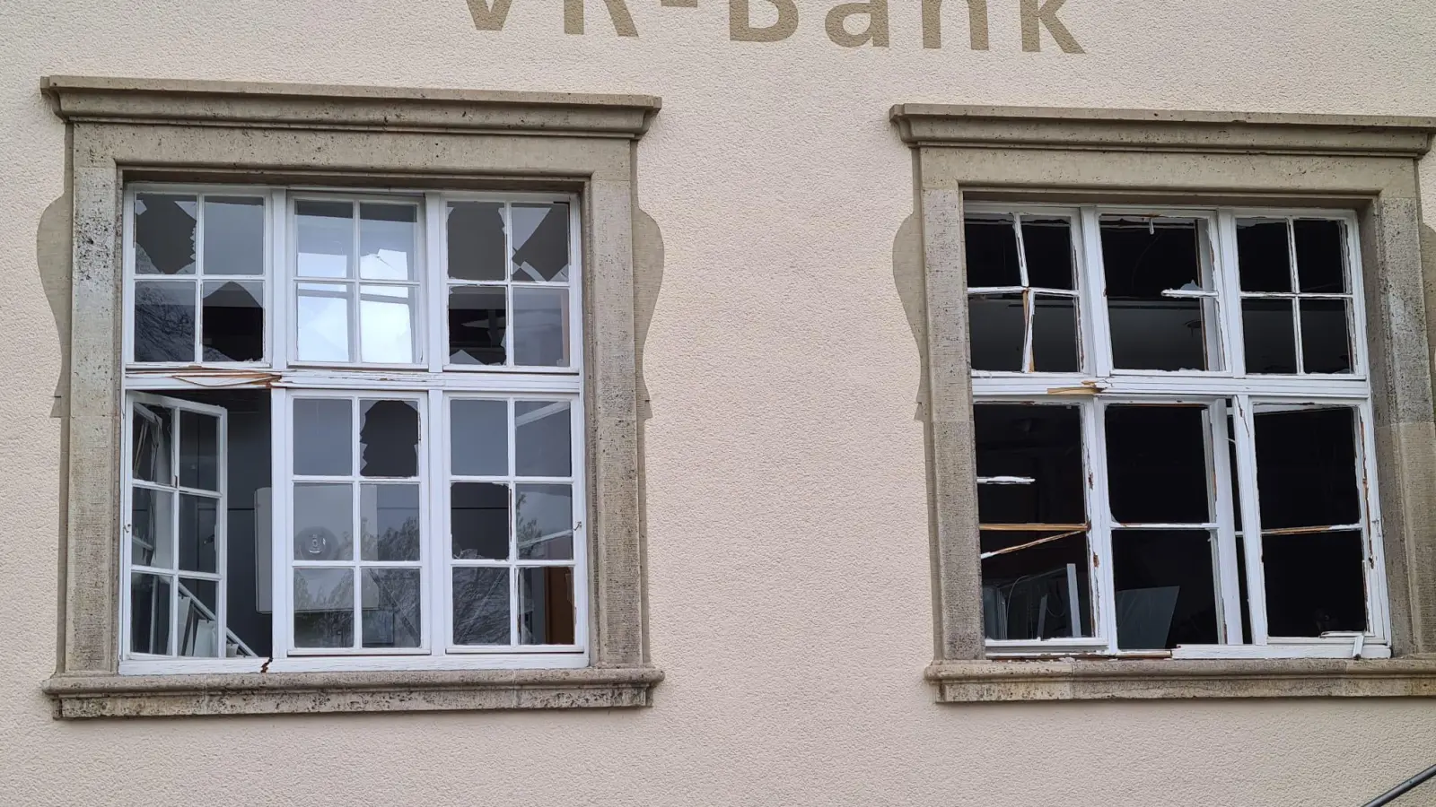 Eine schwere Explosion hat sich in der Nacht auf Samstag in der VR-Bank in der Rothenburger Bahnhofstraße ereignet.  (Foto: Margit Schwandt)