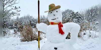 In Neustadt wacht dieser 1,60 Meter hohe Schneemann über die Lage. (Foto: Barbara Nitsche)