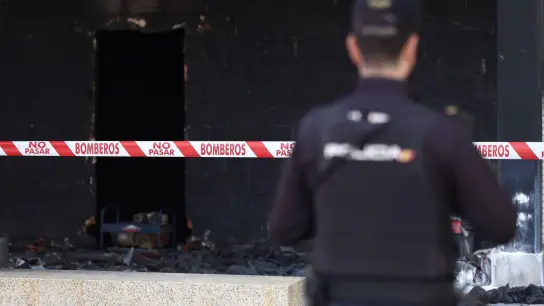 Ein Polizist am Unglücksort: Bei einer Explosion und einem anschließenden Brand in einem Wohnhaus in Spanien ist ein Fünfjähriger ums Leben gekommen. (Foto: Eduardo Parra/EUROPA PRESS/dpa)