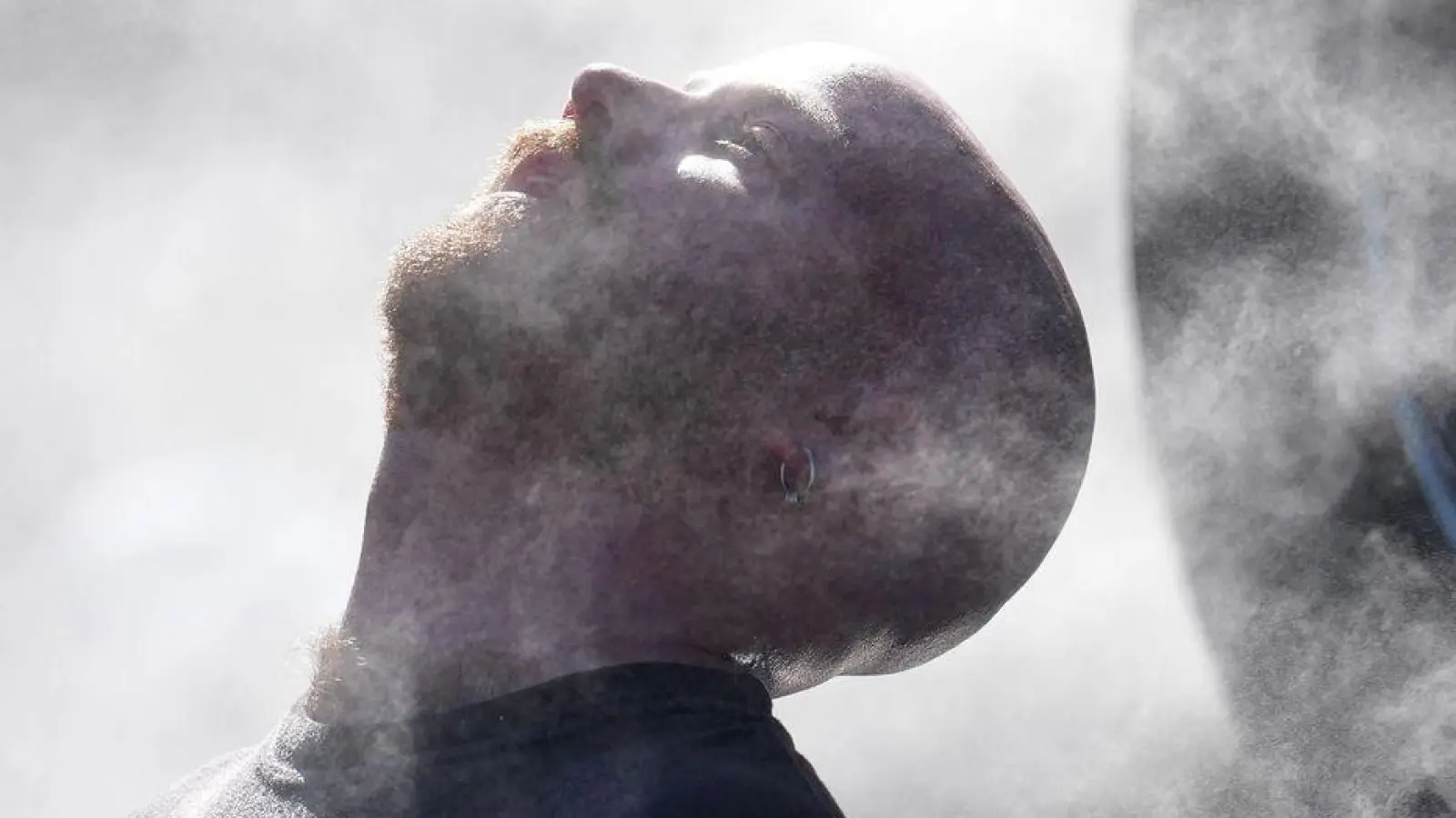 Die Behörden forderten die Menschen auf, sich immer wieder abzukühlen. (Foto: Dita Alangkara/AP/dpa)