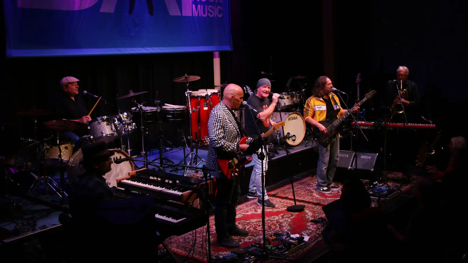 Stimmungsmacher in den Ansbacher Kammerspielen: BAF beim Halloween-Konzert. (Foto: Jens Plackner)