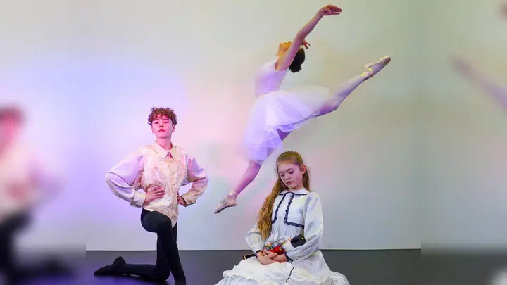 Jacob Winter, Paula Singer und Julia Wolf (von links) von der Dance Company eMotion: Das Tanzensemble wird nächstes Jahr eine große Produkion im Theater Ansbach präsentieren. (Foto: Tina Rabus)