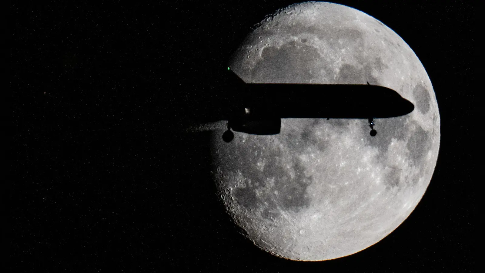 Ein paar Stunden im Flieger - und plötzlich ist wieder 2025: Auf einigen Linienflügen erlebt man genau das. (Foto: Boris Roessler/dpa)