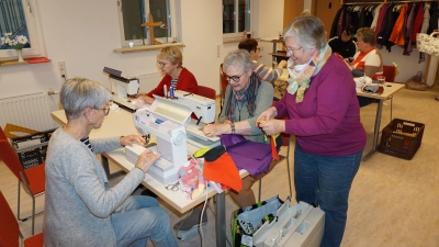 Die Nähmaschinen im Haus der Begegnung glühten beinahe – so viel Stoff verarbeiteten die fleißigen Helferinnen. (Foto: Andrea Walke)