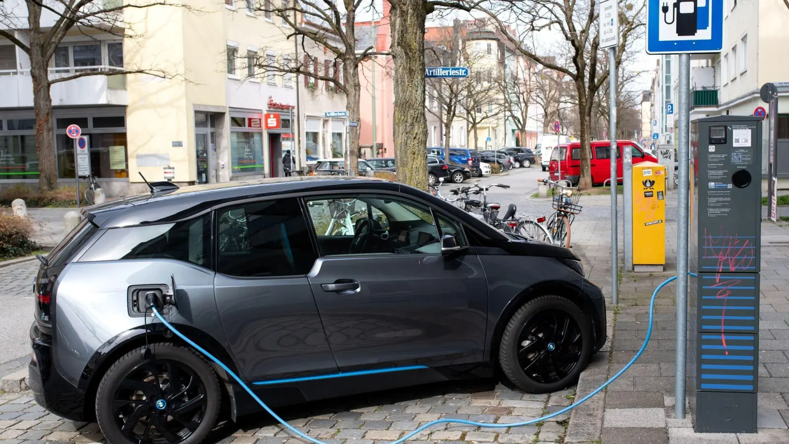 Unter den großen deutschen Städten fahren die Einwohner von Stuttgart, Münster, Bielefeld und München besonders häufig mit Elektroautos. (Foto: Sven Hoppe/dpa)