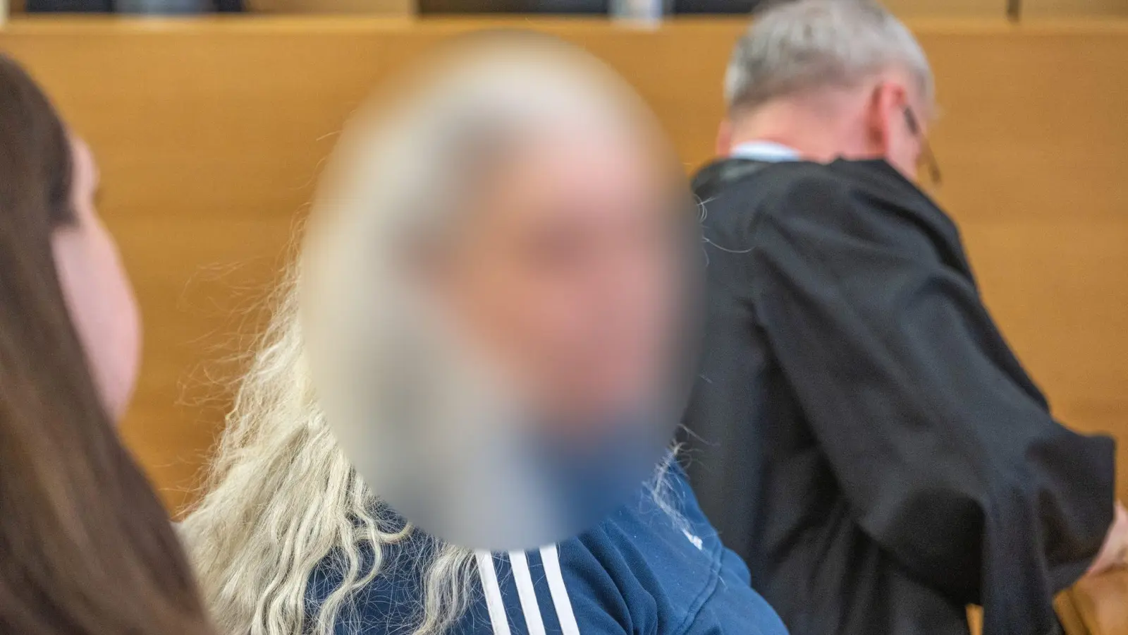 Vor dem Landgericht Deggendorf ist eine 52 Jahre alte Frau angeklagt, die ihren Lebensgefährten vergiftet haben soll. (Foto: Armin Weigel/dpa)