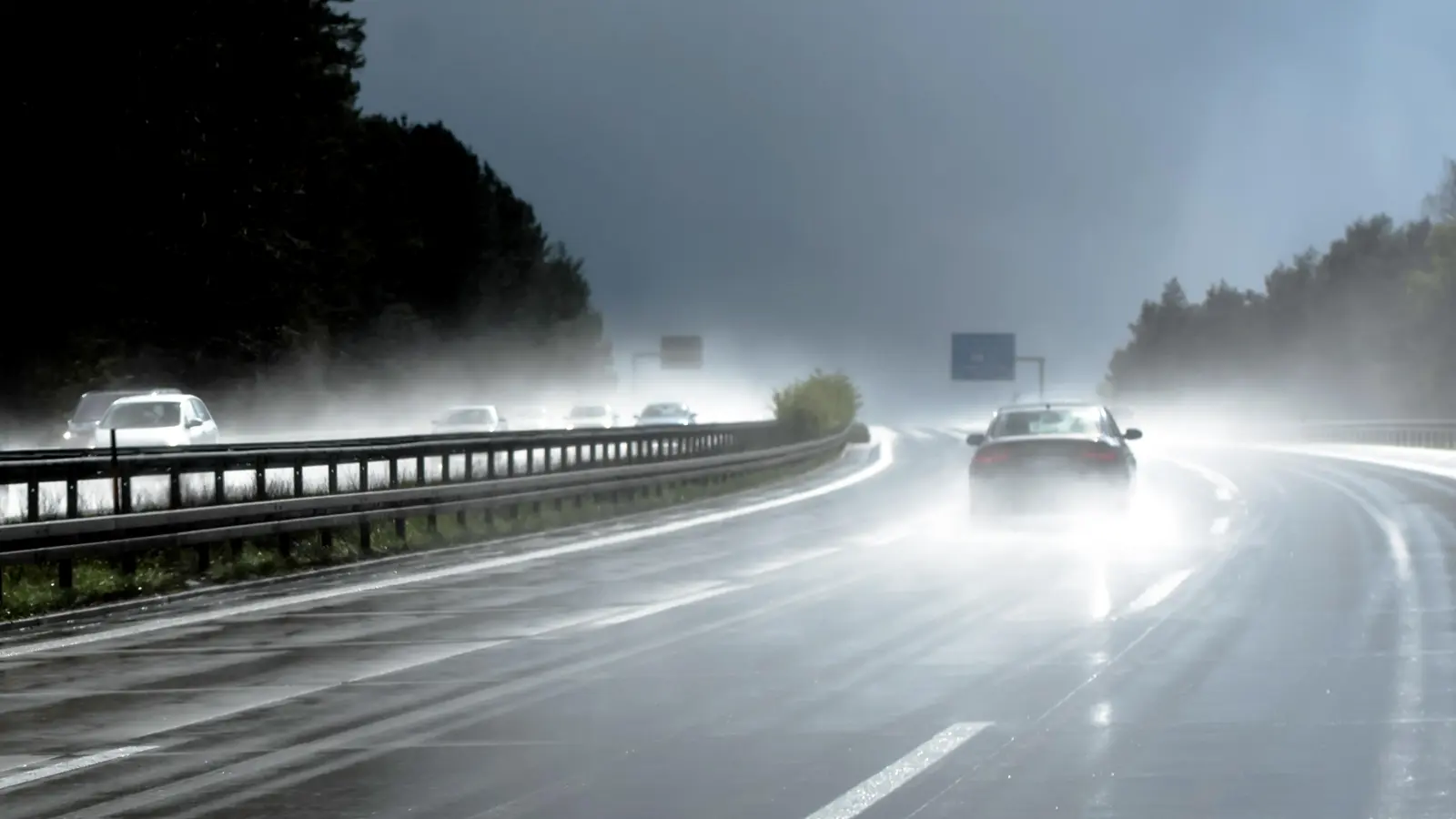 Auf regennasser Straße sind auf der Autobahn A6 auf Höhe von Aurach am Sonntag zwei Unfälle geschehen.  (Symbolbild: Pixabay)