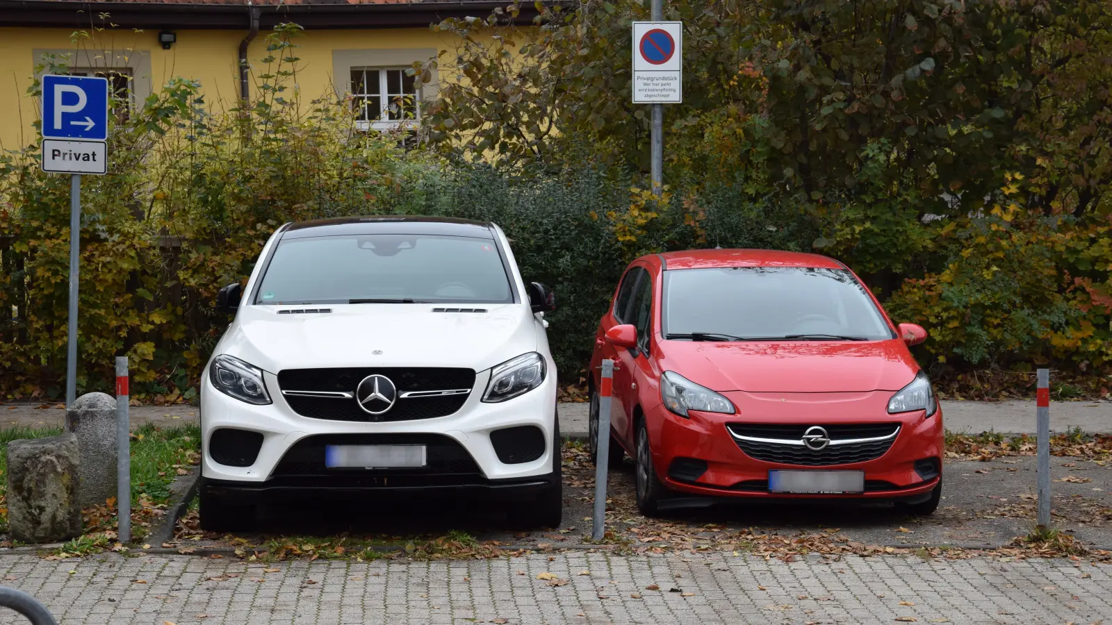Wer mehr Platz im öffentlichen Raum mit seinem Gefährt braucht, soll höhere Gebühren zahlen: Die Stadtverwaltung beschäftigt sich noch nicht mit dieser Thematik. (Foto: Florian Schwab)