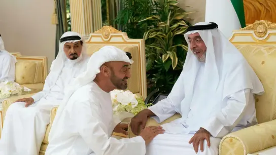 Auf diesem Foto der Emirates News Agency, WAM, wird Scheich Khalifa bin Zayed Al Nahyan, der Präsident der Vereinigten Arabischen Emirate und Herrscher von Abu Dhabi (r) von Scheich Mohammed bin Zayed Al Nahyan begrüßt, dem Kronprinzen von Abu Dhabi (M). (Foto: Rashed Al-Mansoori/Ministry of Presidential Affairs via Emirates News Agency/AP/dpa)