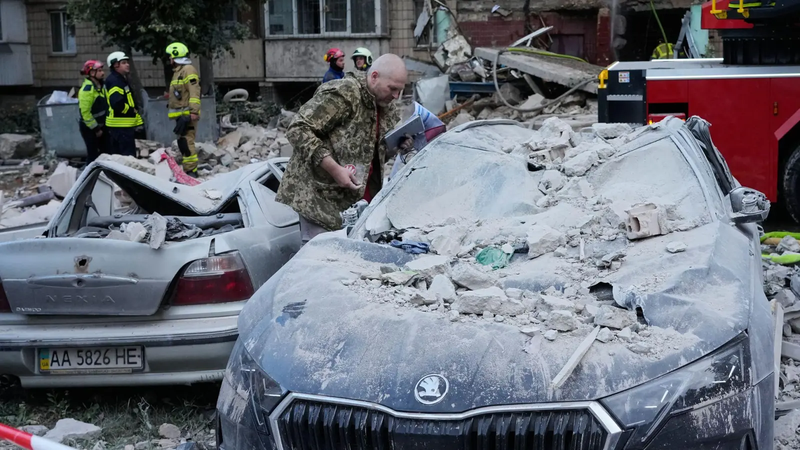 Schwere Schäden nach russischen Raketenangriffen. (Foto: Efrem Lukatsky/AP/dpa)