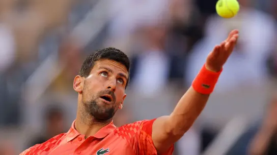 Hatte keine Probleme, in die dritte Runde der French Open einzuziehen: Novak Djokovic. (Foto: Thomas Samson/AFP/dpa)
