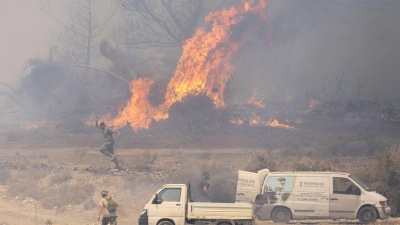 Brände auf Rhodos: Freiwillige bekämpfen die vielen Feuer mit einfachsten Mitteln, Gartenschläuche und Feuerlöscher kommen zum Einsatz. (Foto: Christoph Reichwein/dpa)