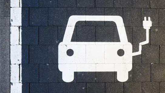 Ein Symbol markiert einen Parkplatz an einer Ladesäule für Elektroautos. (Foto: Julian Stratenschulte/dpa/Symbolbild)