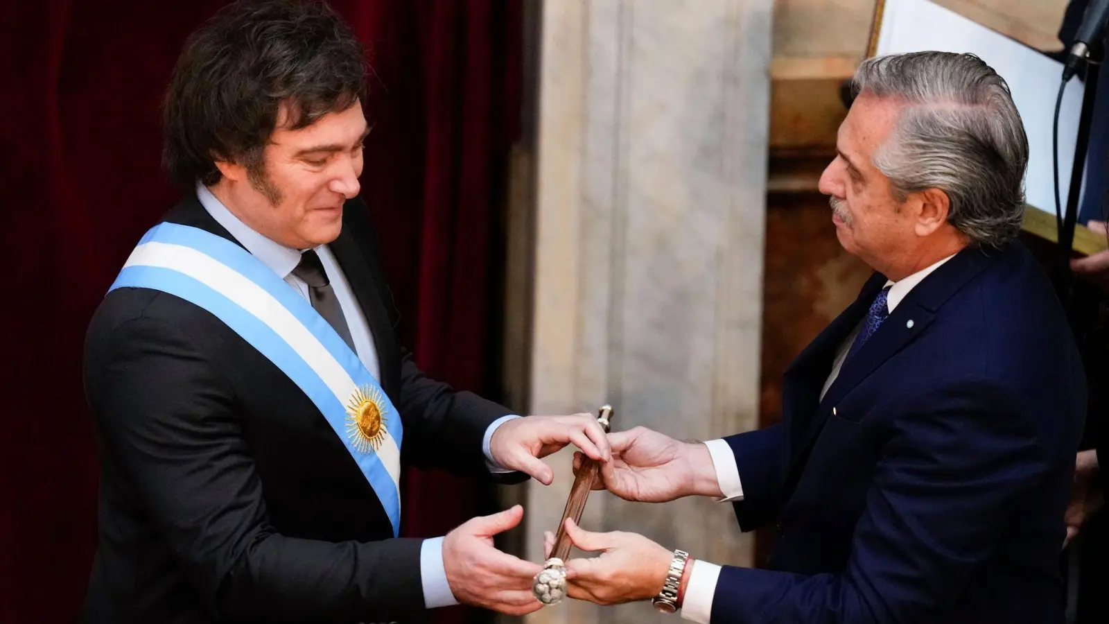 Javier Milei (l) erhält den Präsidentenstock von seinem Amtsvorgänger Alberto Fernandez. (Foto: Natacha Pisarenko/AP/dpa)