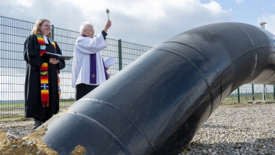 Zur offiziellen Eröffnung bekam die neue Gaspipeline auch kirchlichen Segen. (Foto: Stefan Puchner/dpa)