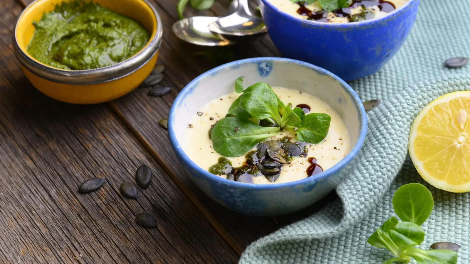 Pastinaken und Feldsalat haben zur Zeit Saison - und geben in der Küche ein harmonisches Paar ab. (Foto: Ariane Bille/BVEO/dpa-tmn)