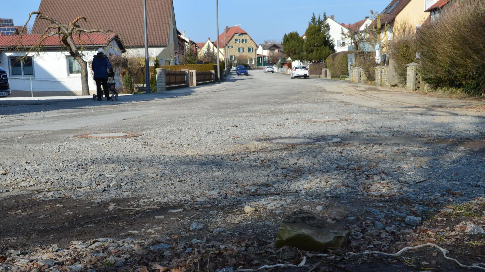 Geschottert ruht die Langenfelder Bahnhofstraße derzeit – asphaltiert wird sie erst in den wärmeren Wochen. Auch das war Thema bei der jüngsten Bürgerversammlung. (Foto: Martina Hinkelmann)
