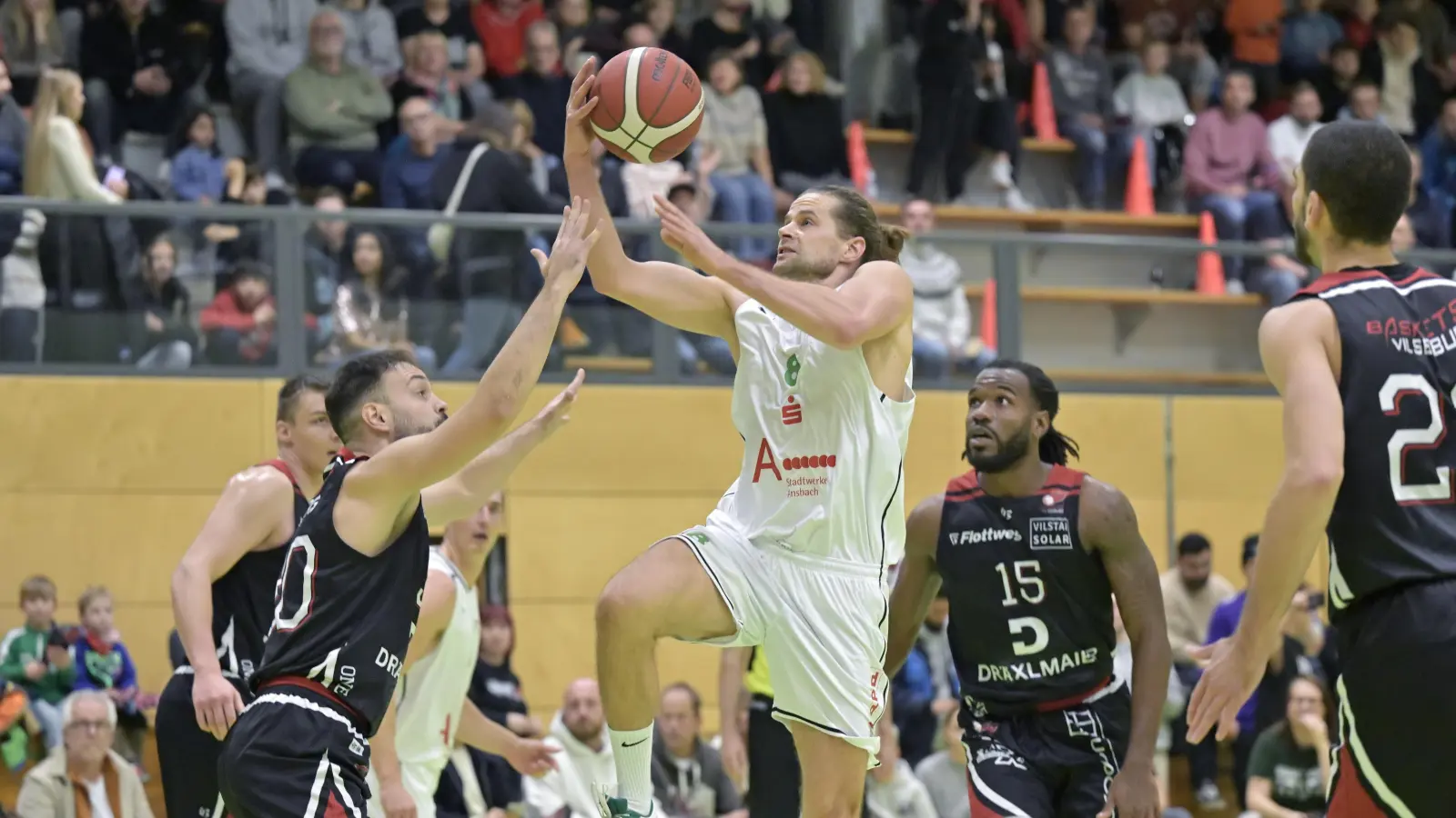 Die Ansbach Piranhas ohne Christian Imberi? Undenkbar. Der 43-jährige Kapitän (am Ball, hier gegen Vilsbiburg) hängt erneut eine Saison dran. (Foto: Martin Rügner)