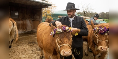 Hübsch rausgeputzt: Zum Almabtrieb durfte der bunte Kopfschmuck nicht fehlen. (Foto: Evi Lemberger)